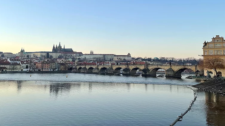 Blick auf die Prager Burg und die Karlsbrücke